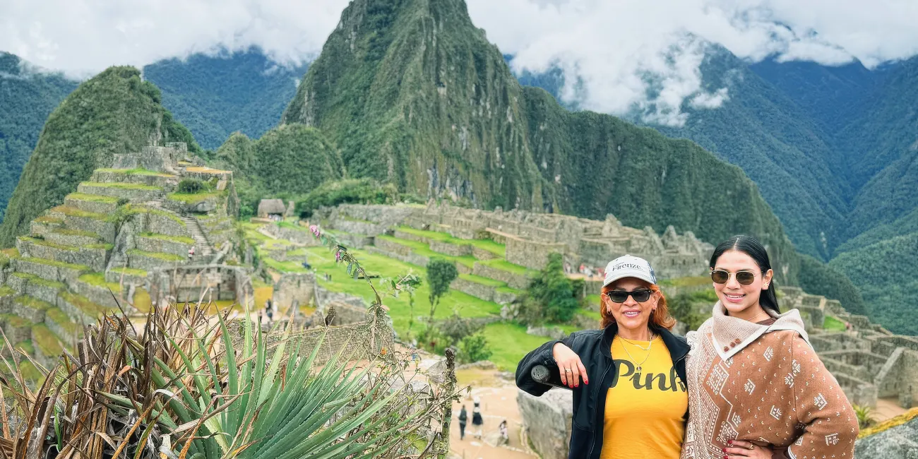Tourists-visiting-Machu-Picchu (2)